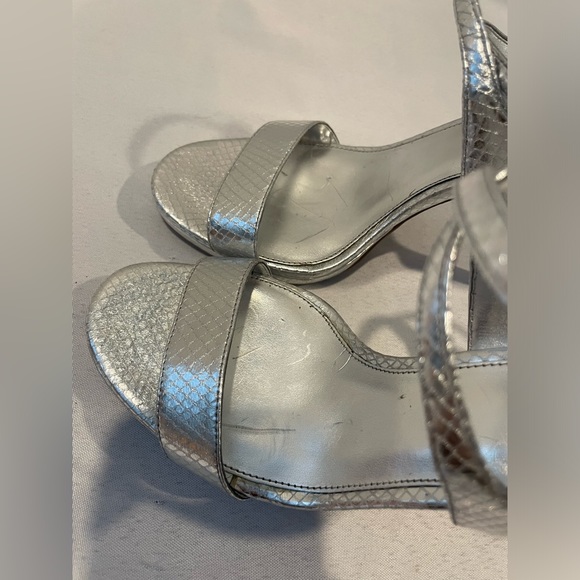 MICHAEL KORS Metallic Silver Snake Embossed Buckle Strap Stiletto Heel Size 7.5 - Picture 7 of 10